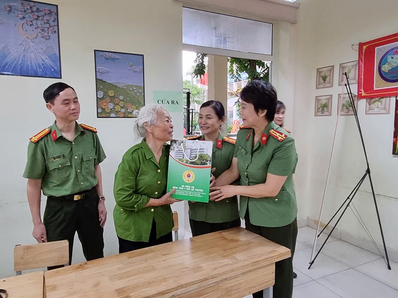 Đại diện Ban Giám đốc Bệnh viện Y học Cổ truyền Bộ Công an thăm hỏi, tặng quà gia đình người có công