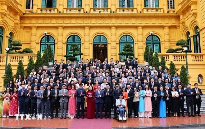 Phó Chủ tịch nước Võ Thị Ánh Xuân chụp ảnh chung với đại biểu tham dự Diễn đàn Trí thức trẻ Việt Nam toàn cầu lần thứ 6, năm 2025. (Ảnh: Minh Đức/TTXVN)