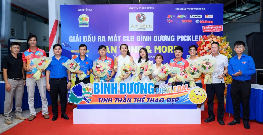 Nhân dịp ra mắt, CLB Bình Dương Pickleball đã trao tặng những phần quà ý nghĩa, tiếp thêm động lực cho các em học sinh có hoàn cảnh khó khăn.