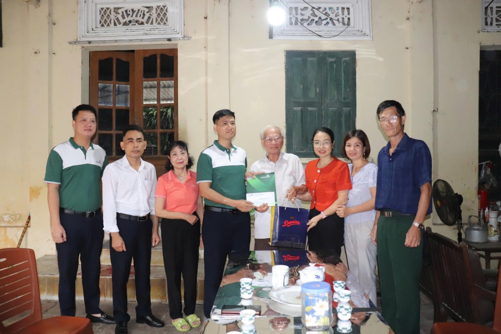 Thăm hỏi, tri ân các đồng chí thương - bệnh binh và gia đình liệt sĩ