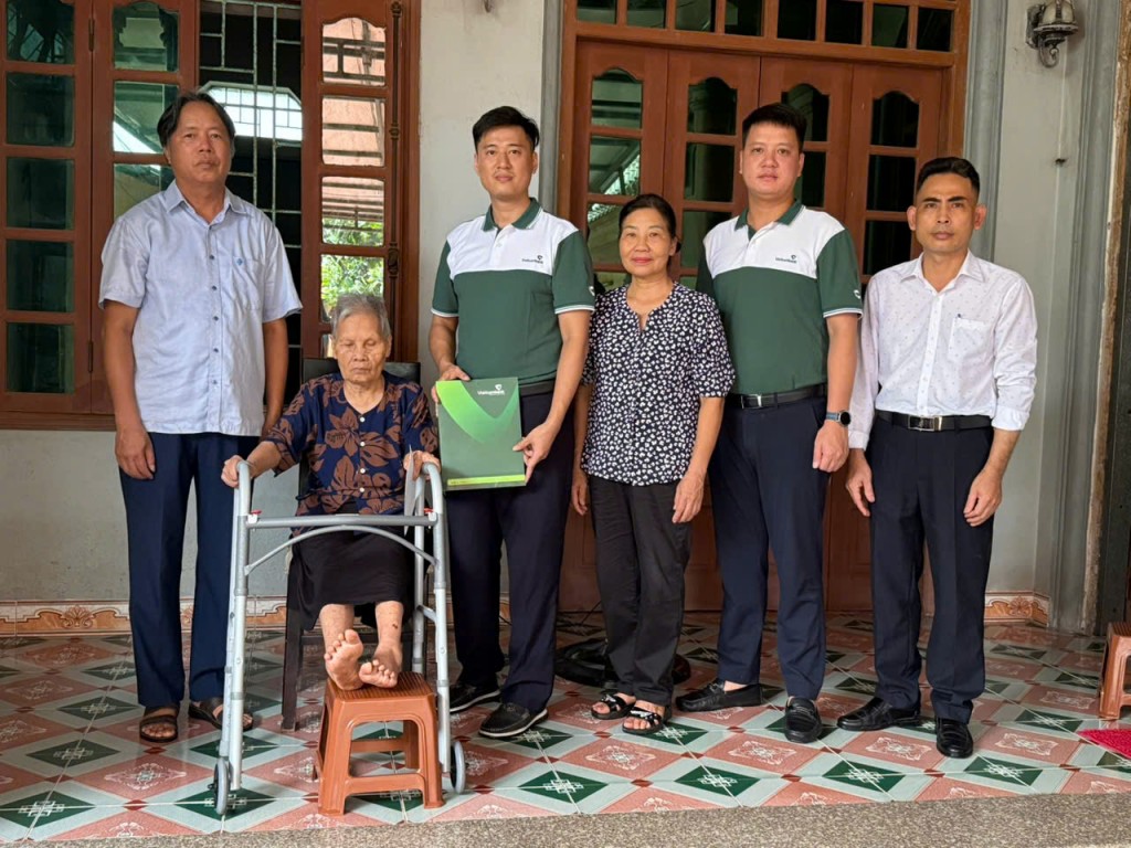 Thăm hỏi, tri ân các đồng chí thương - bệnh binh và gia đình liệt sĩ