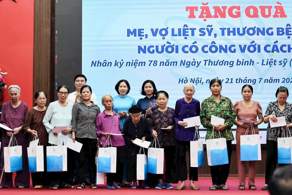 Lãnh đạo Hội LHPN Việt Nam thăm gia đình chính sách tại Hà Nội
