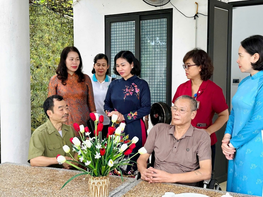 Lãnh đạo Hội LHPN Việt Nam thăm gia đình chính sách tại Hà Nội