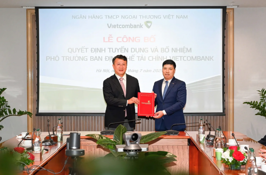 Ông Hồng Quang - Thành viên HĐQT kiêm Giám đốc Khối Nhân sự Vietcombank (bên phải) trao quyết định bổ nhiệm chức vụ Phó Trưởng Ban Định chế tài chính cho ông Hà Hải An
