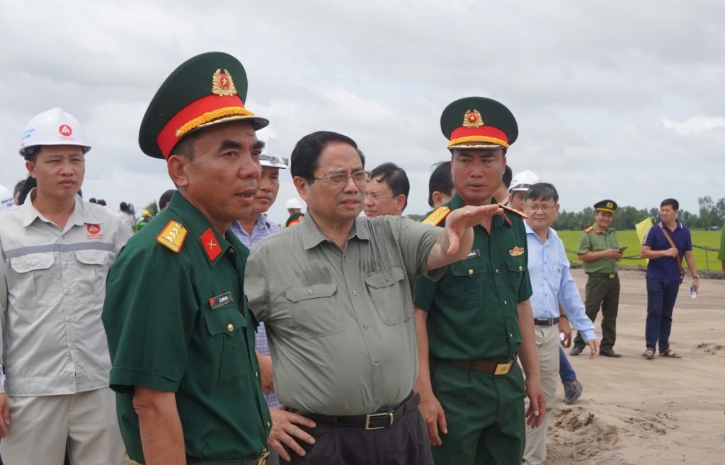 Thủ tướng kiểm tra Dự án thành phần 1 Cao tốc Châu Đốc - Cần Thơ - Sóc Trăng đoạn đầu cao tốc tại An Giang (Ảnh: Bảo Trân).