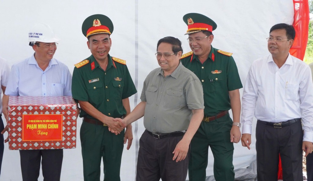 Thủ tướng Phạm Minh Chính tặng quà đội ngũ thi công.