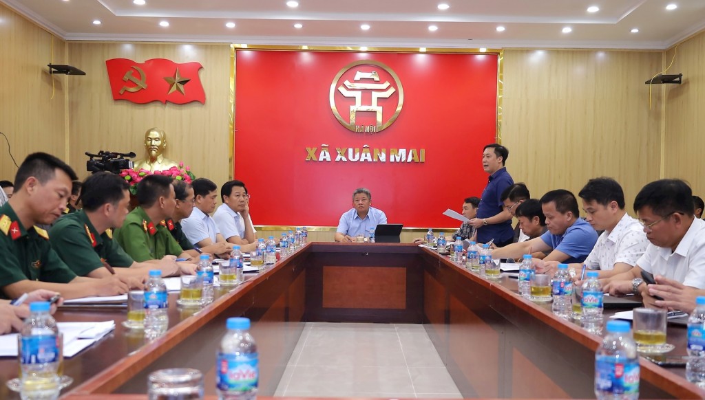 Phó Chủ tịch UBND thành phố Hà Nội Nguyễn Mạnh Quyền và lãnh đạo các sở, ngành làm việc với xã Xuân Mai và xã Trần Phú về ứng phó bão số 3. Ảnh: Kim Nhuệ