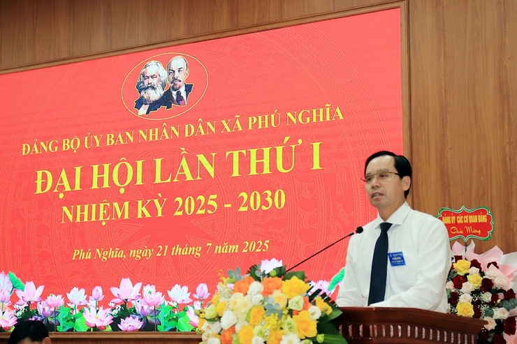 Đồng chí Trịnh Tiến Tường - Bí thư Đảng ủy, Chủ tịch HĐND xã Phú Nghĩa phát biểu chỉ đạo tại Đại hội