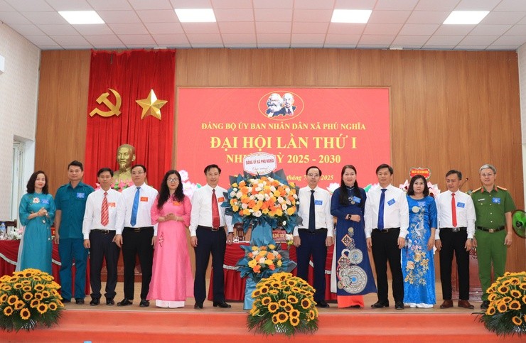 Các đồng chí trong Ban thường vụ Đảng ủy xã Phú Nghĩa tặng hoa chúc mừng Đại hội Đảng bộ UBND