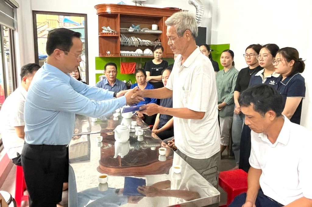 Giám đốc Sở GD-ĐT Hà Nội Trần Thế Cương chia buồn với gia đình học sinh ở xã Thường Tín. Ảnh: Lê Nguyễn