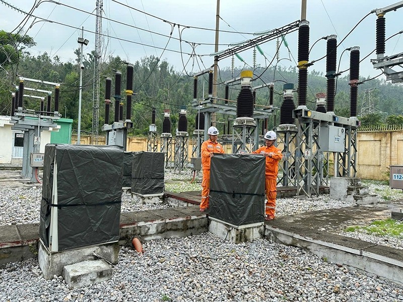 Công nhân TBA 110 kV Giếng Đáy - PC Quảng Ninh thực hiện chằng chống thiết bị, phòng chống cơn bão số 3