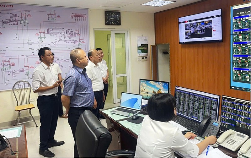 Ông Vũ Anh Phương - Phó Tổng Giám đốc EVNNPC kiểm tra công tác PCTT và TKCN tại các đơn vị
