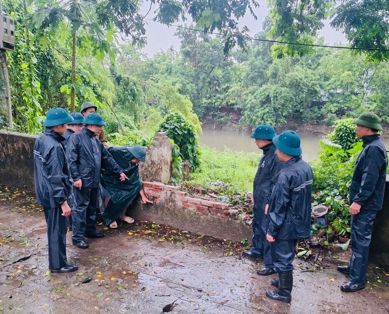 Chủ tịch UBND xã Tam Hưng Bùi Đình Thái cùng các phòng, ban, đơn vị kiểm tra thực tế các tuyến đường, đê, công trình thuỷ lợi, hoa màu... trong chiều 21/7.