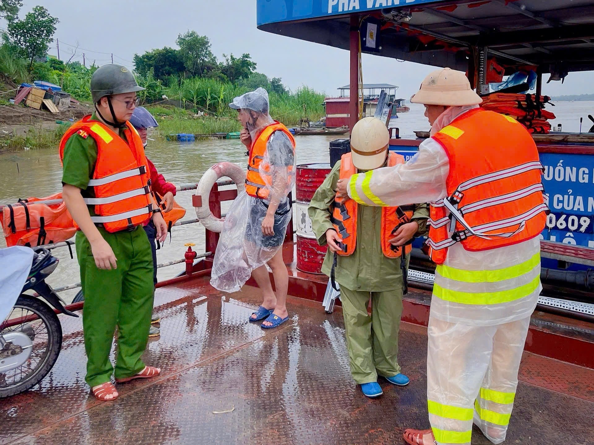 Các lực lượng phối hợp triển khai ứng phó với bão số 3 trên tuyến sông Hồng.
