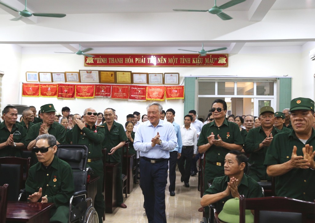 Phó Thủ tướng Thường trực Nguyễn Hòa Bình tới thăm, tặng quà tại Trung tâm Chăm sóc, nuôi dưỡng người có công Thanh Hóa - Ảnh: VGP/Nguyễn Hoàng