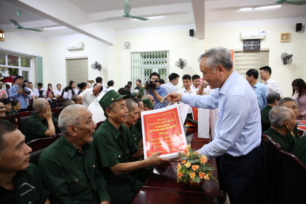 Phó Thủ tướng Thường trực tặng quà thương binh, bệnh binh, người có công tại Trung tâm Chăm sóc, nuôi dưỡng người có công Thanh Hóa - Ảnh: VGP/Nguyễn Hoàng