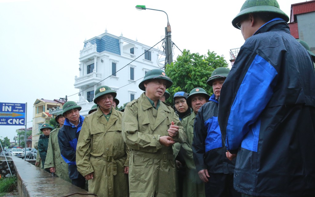 Trao đổi với lãnh đạo tỉnh Hưng Yên, Phó Thủ tướng Trần Hồng Hà cho rằng những xã ven biển, có nguy cơ cao cần được tập trung phương tiện, thiết bị, vật tư và nhân lực - Ảnh: VGP/Minh Khôi