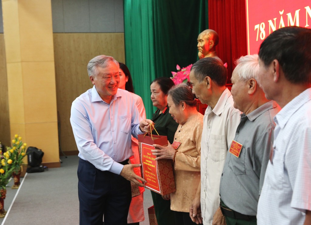 Phó Thủ tướng Thường trực Nguyễn Hòa Bình gửi tới các thương binh, bệnh binh, người có công lời thăm hỏi ân cần và lòng tri ân sâu sắc nhất - Ảnh: VGP/Nguyễn Hoàng