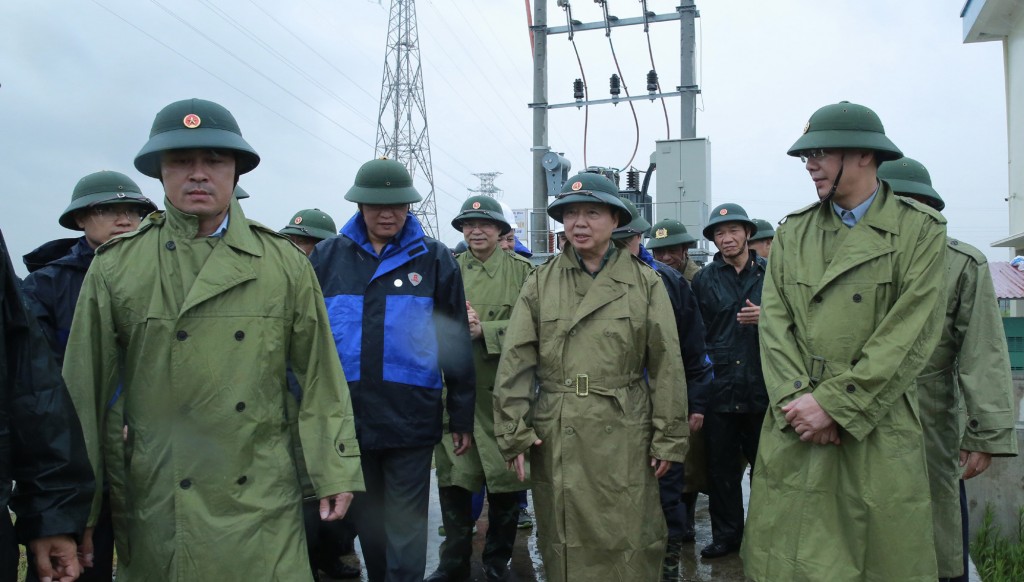 Phó Thủ tướng Trần Hồng Hà kiểm tra hoạt động trạm bơm Khu công nghiệp Liên Hà Thái (xã Thái Thuỵ) - Ảnh: VGP/Minh Khôi