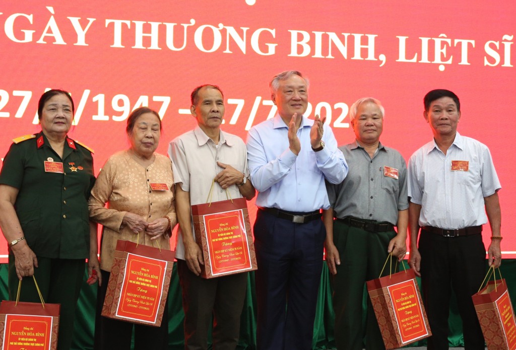 Phó Thủ tướng Thường trực Nguyễn Hòa Bình và các thương binh, bệnh binh, người có công tại Trung tâm Điều dưỡng người có công Sầm Sơn (Bộ Nội vụ) - Ảnh: VGP/Nguyễn Hoàng