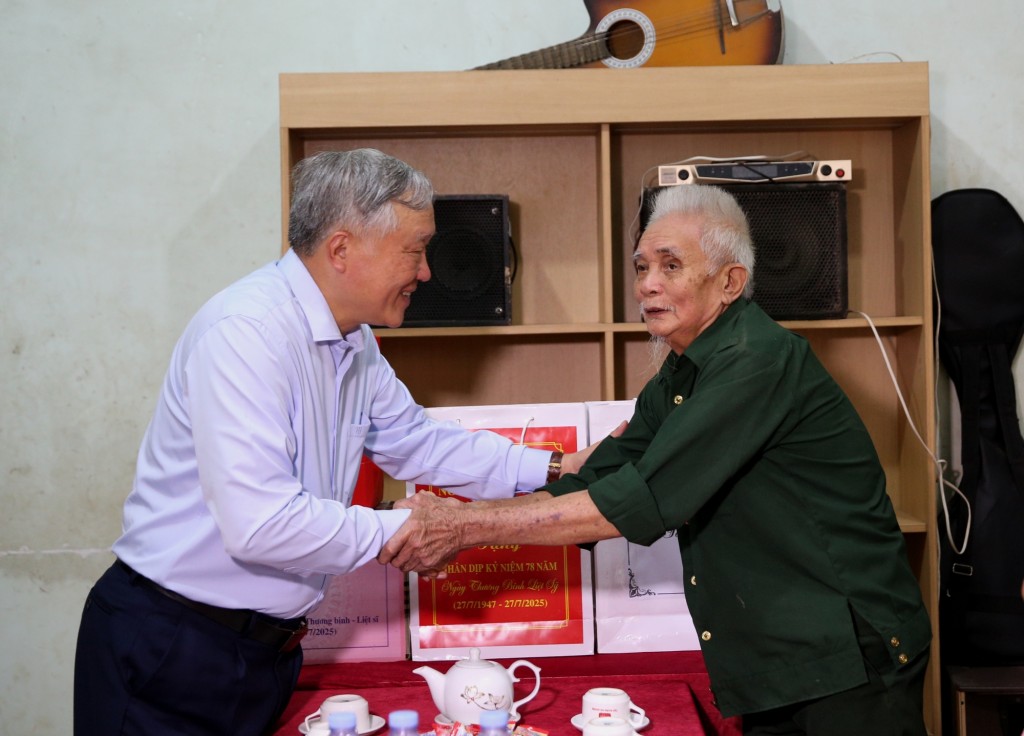 Phó Thủ tướng Thường trực Nguyễn Hòa Bình thăm, tặng quà ông Phạm Văn Cầu, nhập ngũ tháng 5/1966, bị thương ngày 26/6/1973 tại Mặt trận phía nam - Ảnh: VGP/Nguyễn Hoàng