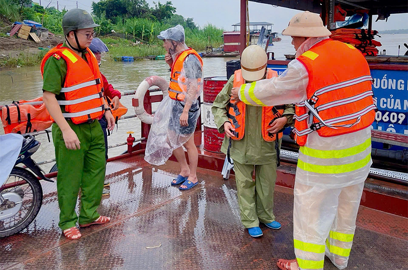 Lực lượng CSGT Hà Nội phối hợp với các đơn vị chức năng triển khai ứng phó với cơn bão số 3