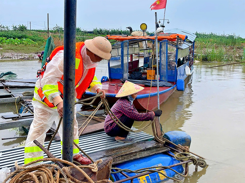 Đội Cảnh sát đường thủy số 2 cùng Công an xã Bát Tràng hướng dẫn người dân ứng phó bão