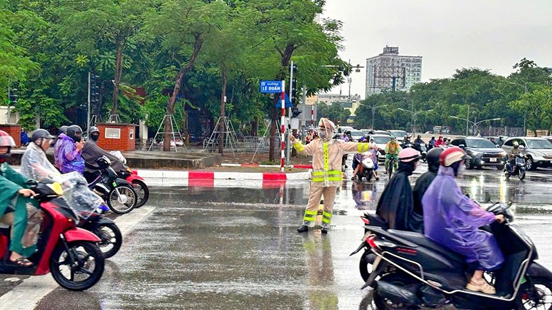 Sẵn sàng ứng trực, điều tiết đảm bảo trật tự an toàn giao thông các tuyến phố
