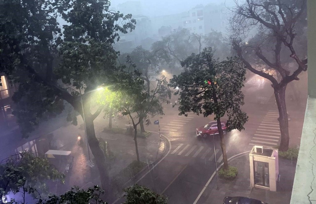 Cảnh báo mưa dông ở Hà Nội