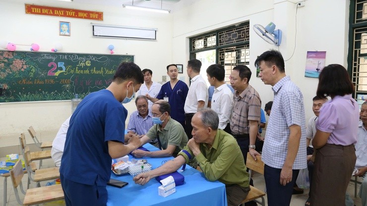 Phường Dương Nội: Tổ chức khám bệnh cho người có công, gia đình chính sách