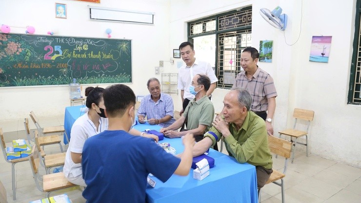 Các bác là thương bệnh binh, gia đình chính sách được quan tâm, thăm khám sức khỏe miễn phí