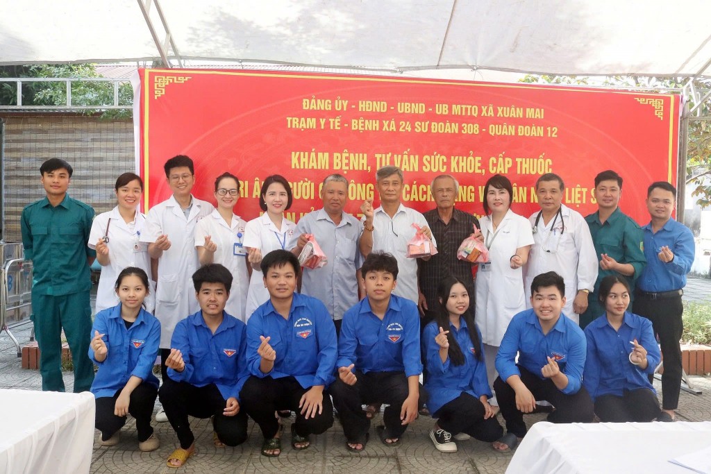 Các y, bác sĩ trẻ khám bệnh miễn phí cho người dân