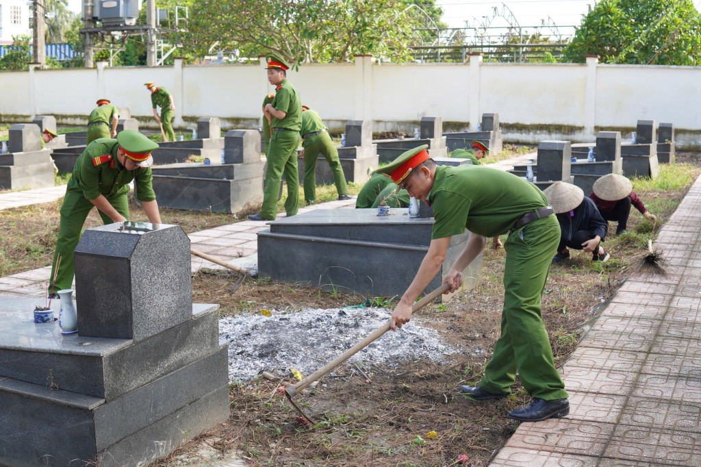 Thanh niên Công an
