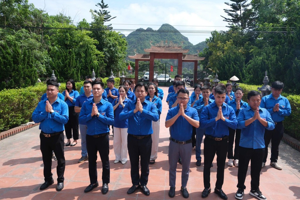 Đoàn viên, thanh niên xã Xuân Mai thắp hương tưởng nhớ các anh hùng liệt sĩ