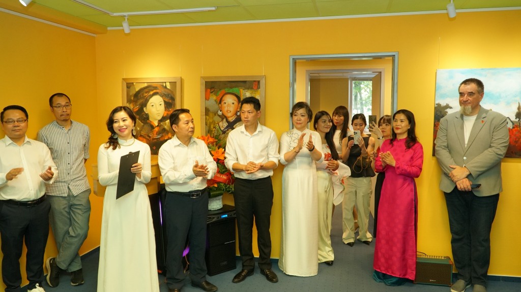 Khai trương phòng tranh 