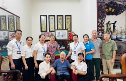 Phụ nữ xã Đông Anh thăm, tặng quà Mẹ Việt Nam anh hùng
