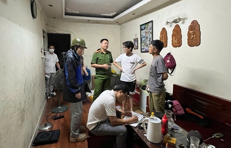 Phường Giảng Võ vận động người dân di dời khỏi khu vực nguy hiểm
