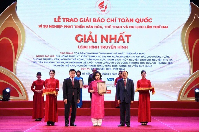 Phó Thủ tướng Lê Thành Long và Bộ trưởng Bộ VHTT&DL Nguyễn Văn Hùng trao chứng nhận cho tác giả đoạt giải Nhất Giải Báo chí toàn quốc 'Vì sự nghiệp phát triển văn hóa, thể thao và du lịch' lần thứ hai