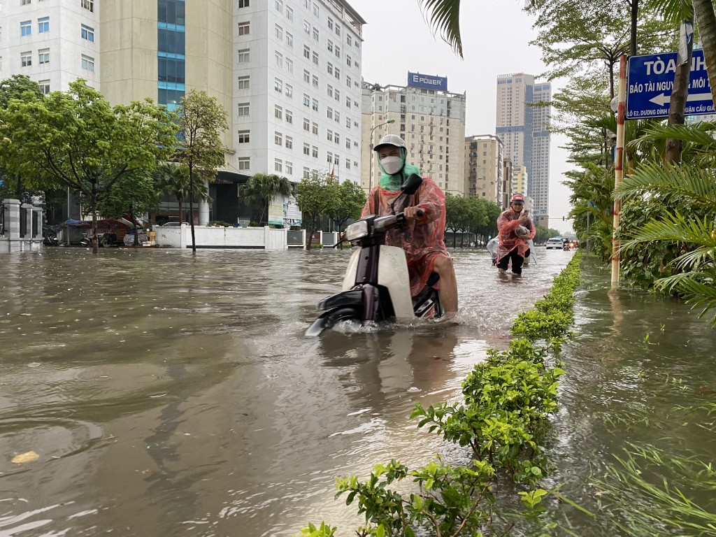 Cảnh báo ngập lụt do mưa lớn tại khu vực nội thành Hà Nội