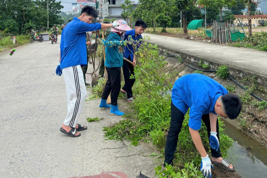 Thanh niên tình nguyện cùng người 