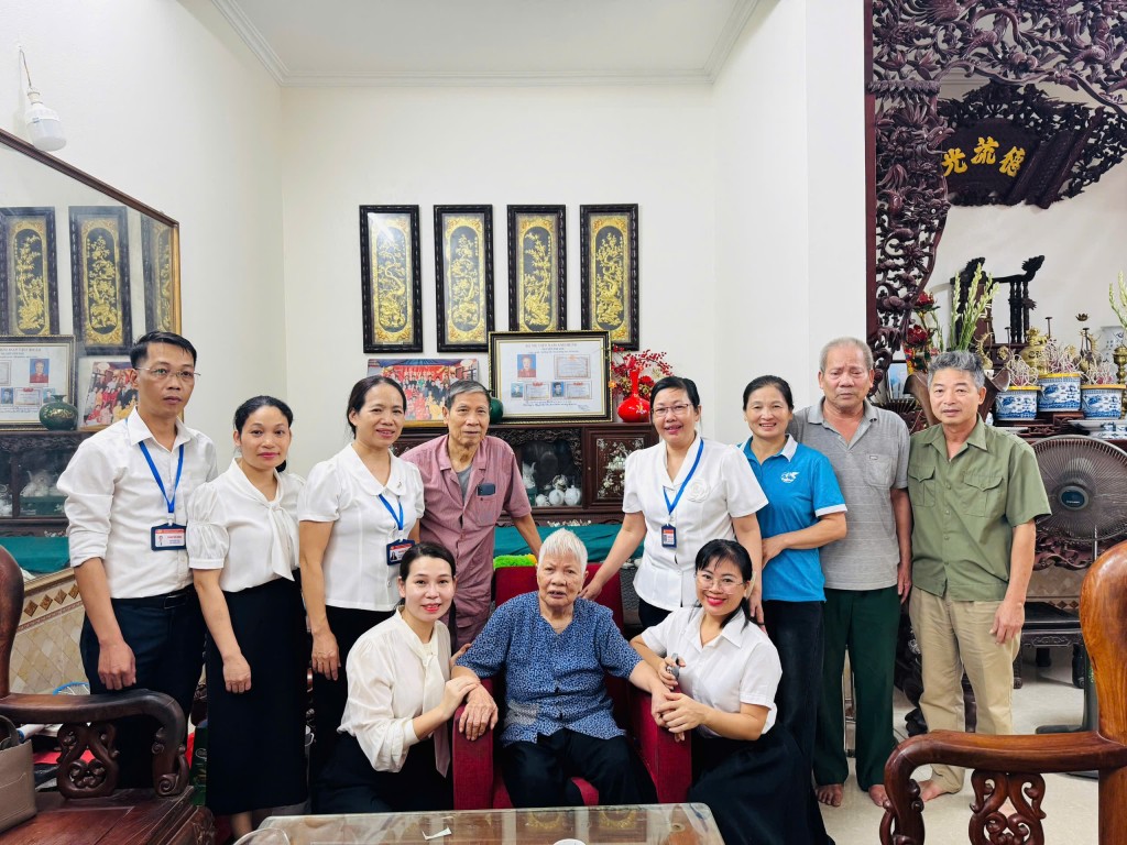 Phụ nữ xã Đông Anh thăm, tặng quà Mẹ Việt Nam anh hùng