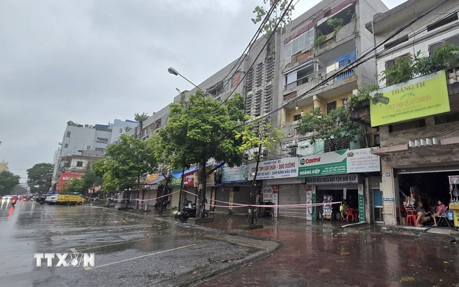 Người dân sống trong chung cư 5 tầng cũ trên phố Tô Hiệu, phường Lê Chân (Hải Phòng) đã được di dời đến nơi an toàn trước thời điểm bão số 3 dự kiến đổ bộ thành phố. (Ảnh: Minh Thu/TTXVN)