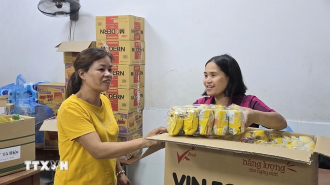 Trường THCS Tô Hiệu dành kinh phí mua một số đồ thiết yếu tặng người dân di dời khỏi các khu chung cư cũ đã xuống cấp, nguy hiểm. (Ảnh: Minh Thu/TTXVN)
