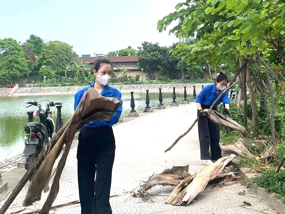 Sinh viên nhà trường dọn vệ sinh môi trường