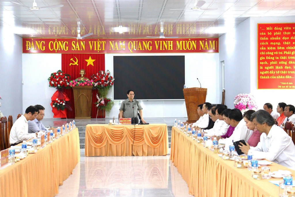 Thủ tướng Chính phủ Phạm Minh Chính làm việc với lãnh đạo phường Thới Sơn (ảnh: Như Ngọc)