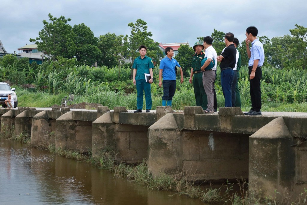 Đoàn công tác kiểm tra hiện trạng đập tràn tại sông Đường