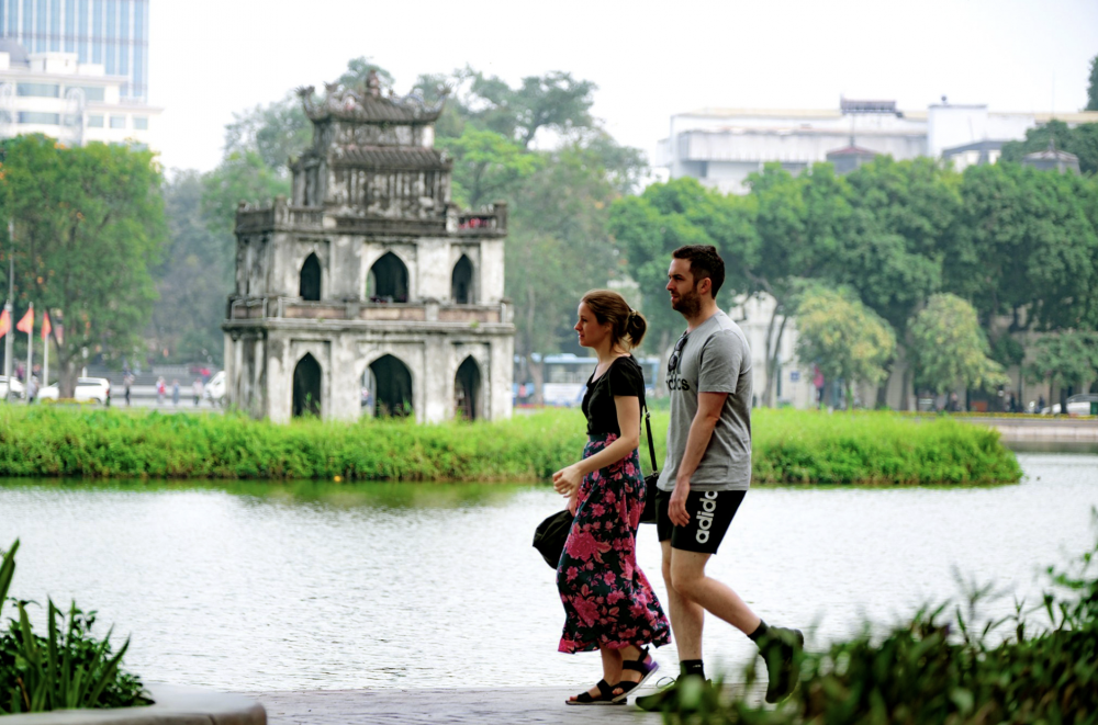 Khách quốc tế đến với Hà Nội (ảnh minh hoạ)