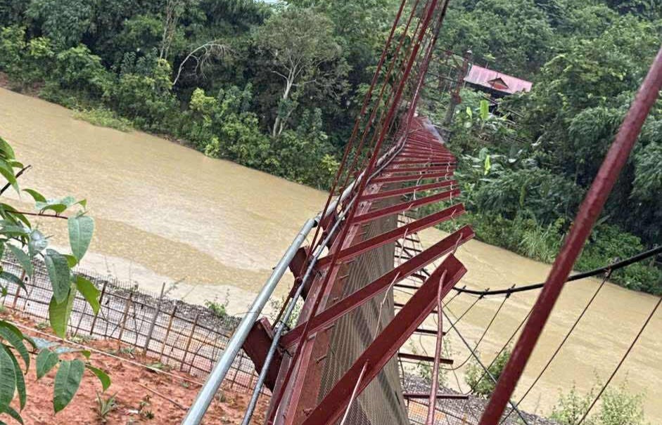 Điện Biên: Mưa bão khiến một cầu treo bị đứt cáp, nghiêng đổ