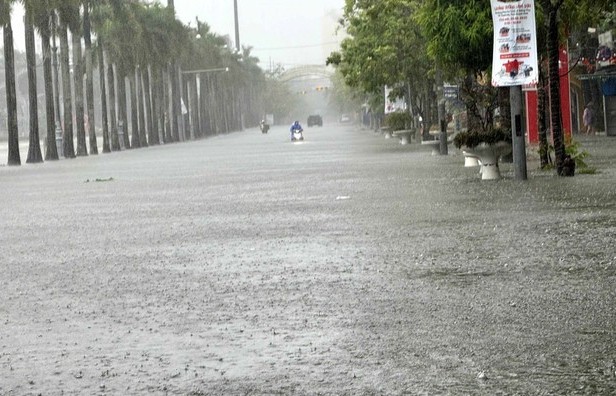Bão số 3 gây mưa lớn tại Ninh Bình và Thanh Hóa, nhiều tuyến đường ngập sâu