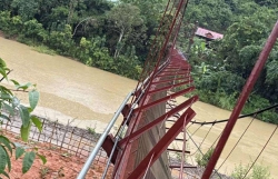 Điện Biên: Mưa bão khiến một cầu treo bị đứt cáp, nghiêng đổ